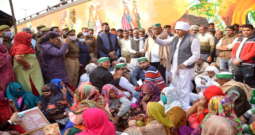 बढे मुआवजे की मांग को लेकर किसानों ने घेरा जीडीए, सड़क पर गाढा टेंट बढे मुआवजे की मांग को लेकर किसानों ने घेरा जीडीए, सड़क पर गाढा टेंट